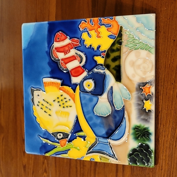 Pictures of ocean, fish, reef, glass or ceramic,  colors are vibrant - Picture 2 of 4